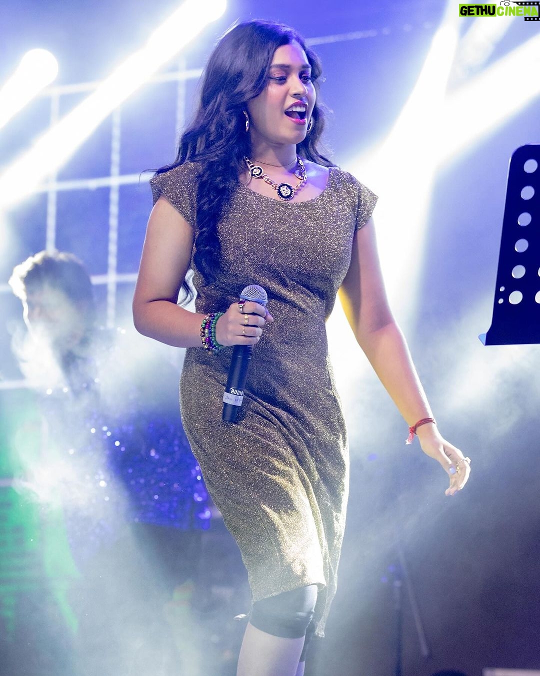 Haripriya Instagram - 💥Party with premgi live in trichy! 23.12.2023 Pc: @desteek.photography 📸 . . @btosproductions @nigal_ #Haripriya #haripriyasinger #concert #live #music Trichy