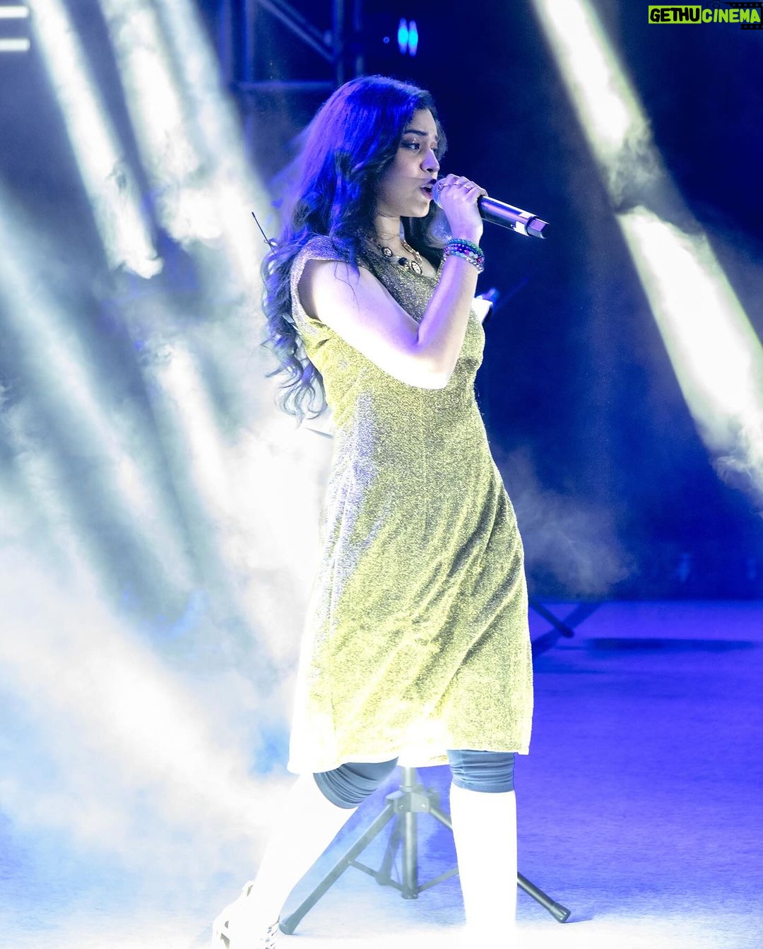 Haripriya Instagram - 💥Party with premgi live in trichy! 23.12.2023 Pc: @desteek.photography 📸 . . @btosproductions @nigal_ #Haripriya #haripriyasinger #concert #live #music Trichy