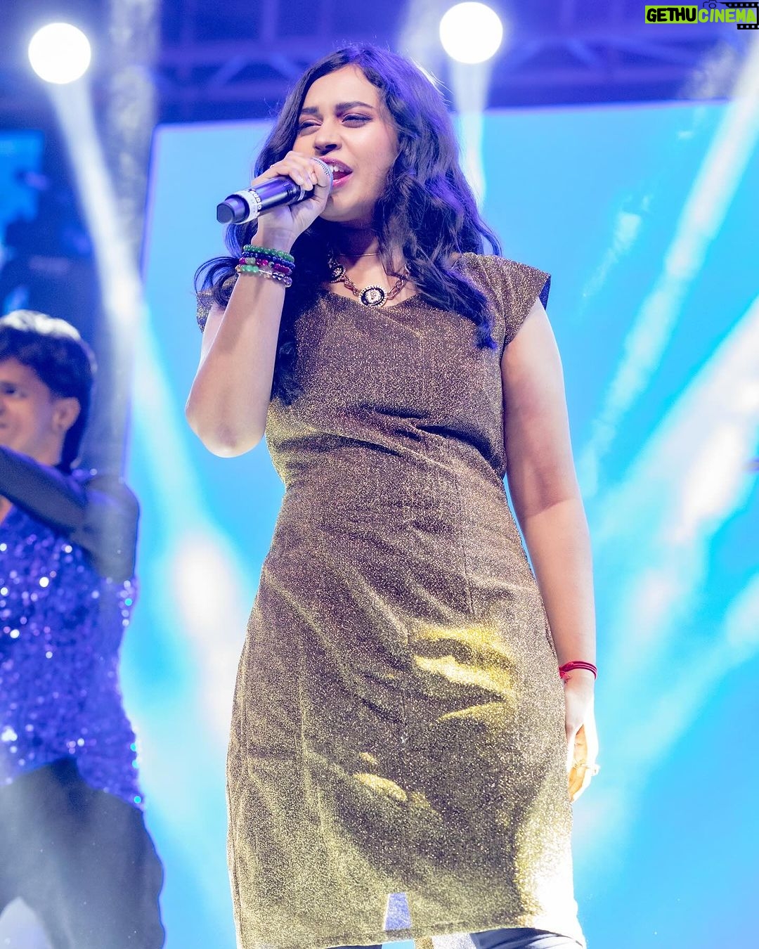 Haripriya Instagram - 💥Party with premgi live in trichy! 23.12.2023 Pc: @desteek.photography 📸 . . @btosproductions @nigal_ #Haripriya #haripriyasinger #concert #live #music Trichy
