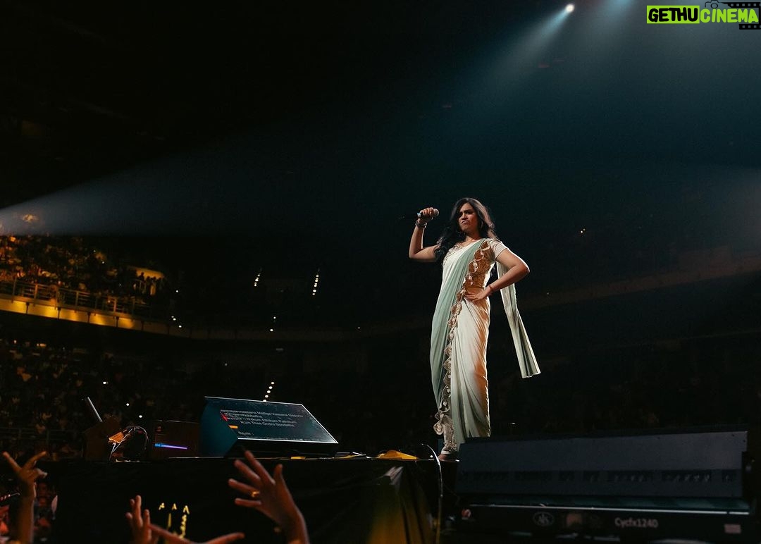 Haripriya Instagram - 🧿Pics from vijayantony live in malaysia @noiseandgrains 📸 : @alagaanstudios . . . #Haripriya #haripriyasinger #vijayantony #live #malaysia Kuala Lumpur, Malaysia