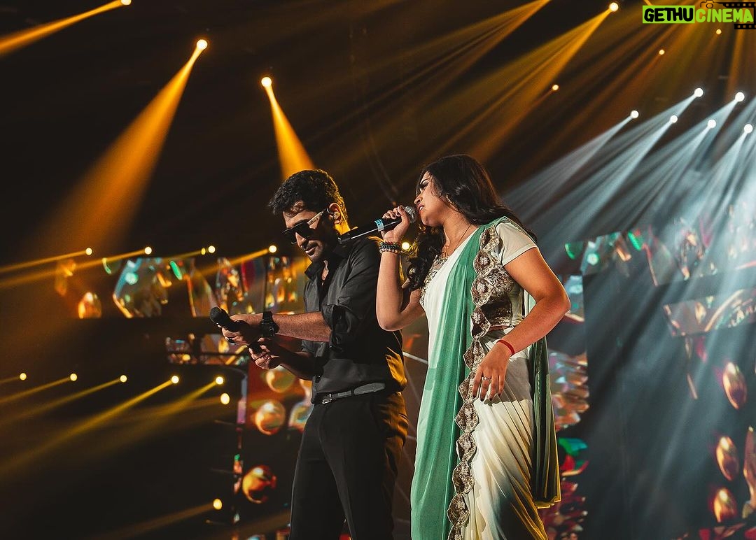 Haripriya Instagram - 🧿Pics from vijayantony live in malaysia @noiseandgrains 📸 : @alagaanstudios . . . #Haripriya #haripriyasinger #vijayantony #live #malaysia Kuala Lumpur, Malaysia