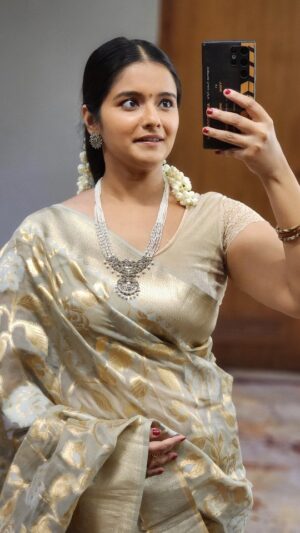 Haripriya Isai Instagram - Makeover: @misshello_fashions 
"Ennadi mayavi ni"