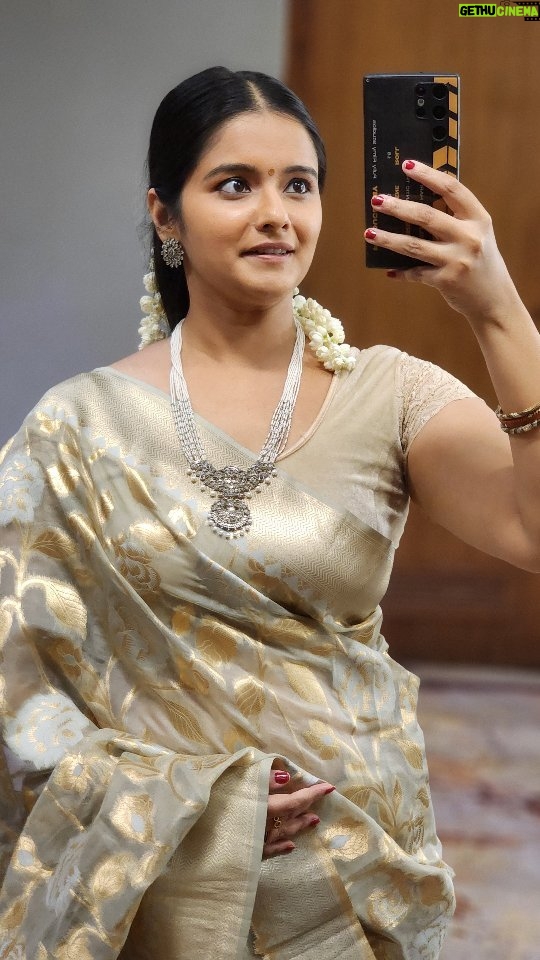 Haripriya Isai - 31.3K Likes - Makeover: @misshello_fashions
"Ennadi mayavi ni"