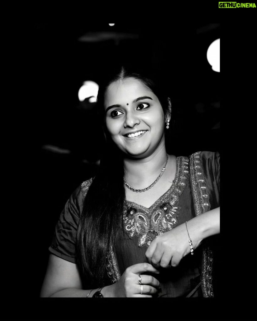 Haripriya Isai Instagram - 🌺✨ #கவி_piriyan புகைப்படம் 😍 கலர் & கருப்பு வெள்ளை SERIES #22 With @haripriyaa_official Mam 💫 . . . #passion #photography #photoshoot #series #aesthetic #she #actress #ethirneechal #explorepage #art #instaart #serial #artphotography #likesforlike #behindwoods #trendingnow #songs #viral # #postitfortheaesthetic #suntv #primetime_ #trending #isai #nandhini #fypシ #followersinstagram #followers #need