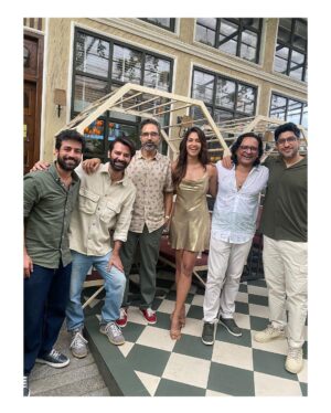 Harleen Sethi Instagram - When “Kohrra” finally cleared up 😬

Celebrating the triumph of art, belief, hard work, patience & commitment to excellence !! Thankyou @netflix_in for getting us all together for a celebration that was due 🥂🥳

KOHRRA SUCCESS PARTY 🎈 
#SudipSharma @barunsobti_says @randeepjha @diggi_sisodia @gunjitchopra @monika__shergill @tanyabami @officialcsfilms @polome_b @ankitmalik3 

P.S: Really missed rest of the cast & crew 🙃♥️