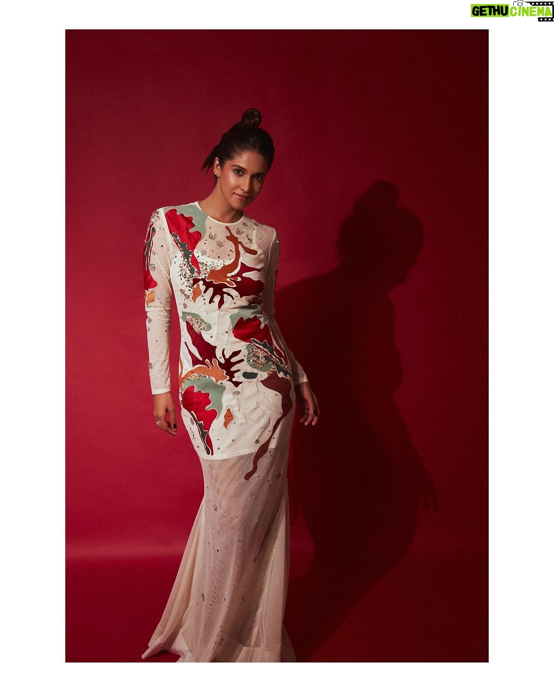 Harleen Sethi Instagram - Reindeer- ing through the ‘Kohrra’ 🦌 Outfit @sahilkochharofficial Styled by @stylingbyvictor @sohail__mughal___ Makeup @makeupbyvinod Hair @sunny_hairr Accessories @kushalsfashionjewellery 📸 @throwbakc
