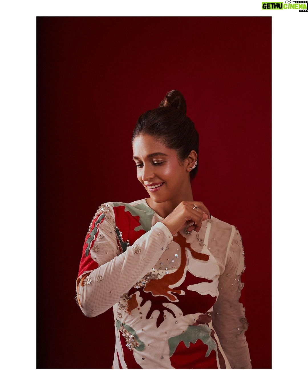 Harleen Sethi Instagram - Reindeer- ing through the ‘Kohrra’ 🦌 Outfit @sahilkochharofficial Styled by @stylingbyvictor @sohail__mughal___ Makeup @makeupbyvinod Hair @sunny_hairr Accessories @kushalsfashionjewellery 📸 @throwbakc