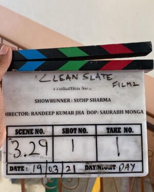 Harleen Sethi Instagram - Harleen kinda sorta managed to transform into Nimrat with the help of all these talented men that empowered her, made her feel beautiful and free to be who she wanted to be in front of the camera and off it. The ‘no makeup rule’ on set was actually liberating and helped Harleen lose all her vanity to get into Nimrat’s convoluted state of mind.

This is Nimrat’s dump with her scars & her smiles😊

@netflix_in @officialcsfilms

#Kohrra