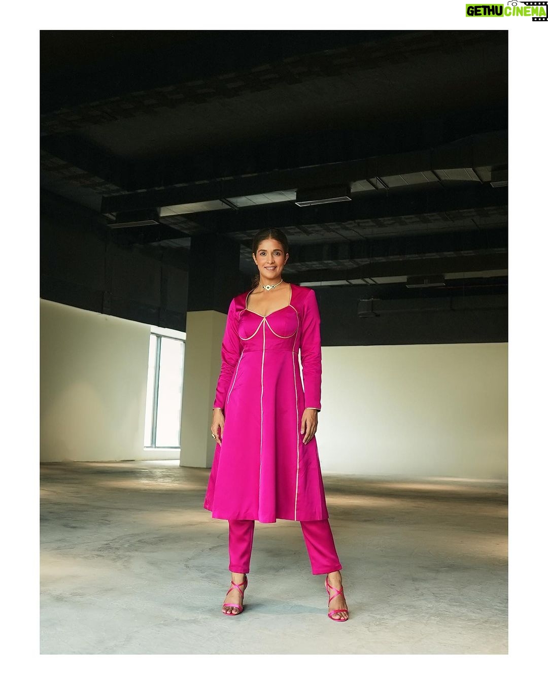 Harleen Sethi Instagram - Dhundh hogi, Kohrra bhi chaayega ‘Nimrat’ ko phir bhi koi rok naa paayega 2 days to go 💝 #Kohrra premieres 15th July only on @netflix_in Outfit @raw_mango Styled by @stylingbyvictor @sohail__mughal___ Assisted by @styleby_antara Accessories @aulerthofficial Hair @sunny_hairr @kavitaparmar_makeup_hair Makeup @makeupbyvinod 📸 @throwbakc