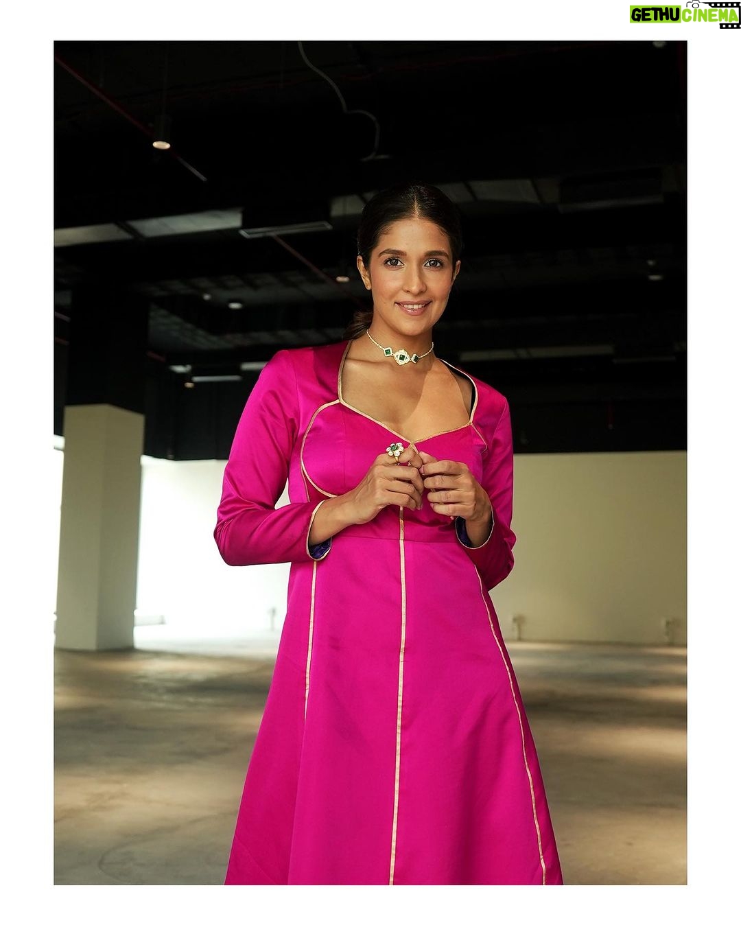 Harleen Sethi Instagram - Dhundh hogi, Kohrra bhi chaayega ‘Nimrat’ ko phir bhi koi rok naa paayega 2 days to go 💝 #Kohrra premieres 15th July only on @netflix_in Outfit @raw_mango Styled by @stylingbyvictor @sohail__mughal___ Assisted by @styleby_antara Accessories @aulerthofficial Hair @sunny_hairr @kavitaparmar_makeup_hair Makeup @makeupbyvinod 📸 @throwbakc