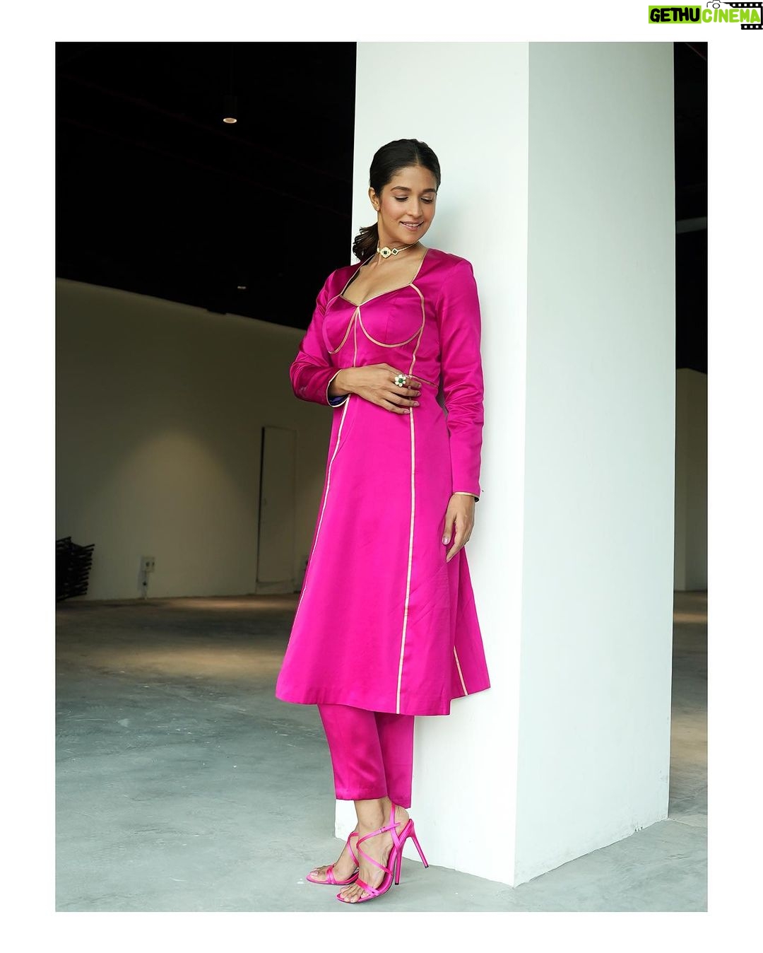 Harleen Sethi Instagram - Dhundh hogi, Kohrra bhi chaayega ‘Nimrat’ ko phir bhi koi rok naa paayega 2 days to go 💝 #Kohrra premieres 15th July only on @netflix_in Outfit @raw_mango Styled by @stylingbyvictor @sohail__mughal___ Assisted by @styleby_antara Accessories @aulerthofficial Hair @sunny_hairr @kavitaparmar_makeup_hair Makeup @makeupbyvinod 📸 @throwbakc
