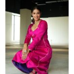 Harleen Sethi Instagram - Dhundh hogi, Kohrra bhi chaayega ‘Nimrat’ ko phir bhi koi rok naa paayega 2 days to go 💝 #Kohrra premieres 15th July only on @netflix_in Outfit @raw_mango Styled by @stylingbyvictor @sohail__mughal___ Assisted by @styleby_antara Accessories @aulerthofficial Hair @sunny_hairr @kavitaparmar_makeup_hair Makeup @makeupbyvinod 📸 @throwbakc