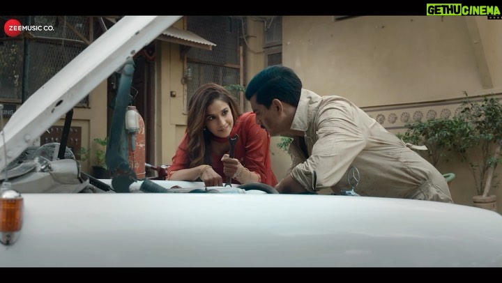 Harleen Sethi Instagram - Dil thaam ke baithiye, kyunki Saaqiya usse chura ke le jayega! #Saaqiya Song is out now! #HotstarSpecials #SultanOfDelhi - All episodes streaming from 13th October @disneyplushotstar #SultanOfDelhiOnHotstar @tahirrajbhasin @imouniroy @anjumsharma @nishantdahhiya @goenkaanupriya @pathakvinay @mehreenpirzadaa @milan.a.luthria @suparnverma @karanvyas11 @sarkarshibasish @shreyaghoshal @armaanmalik @amaal_mallik @anumalikmusic @javedali4u @sangeetsiddharthofficial @songsteering @siddharthhaldipur @anmolmalik5 @dekhodekho @reliance.entertainment @richard_devarda @aditya.mandke @dndcofficial @vikramdahiya707 @innovativeraaj @vishnow @punitjpathakofficial @castingchhabra @zeemusiccompany