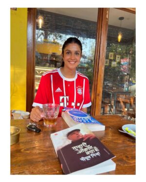Harleen Sethi Instagram - Coffee: because adulting is hard 

🫶🏼

#HappyInternationalCoffeeDay #SoulmateConnection #IcedCoffeeLover #BooksandCoffee