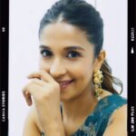 Harleen Sethi Instagram - Jhumka aise peheno ki chaar log puchein ________ ? Kohrra X Rocky Rani ki prem kahani (A collab noone asked for 🤭) 🎥 @throwbakc #kohrraonnetflix #whatjhumka