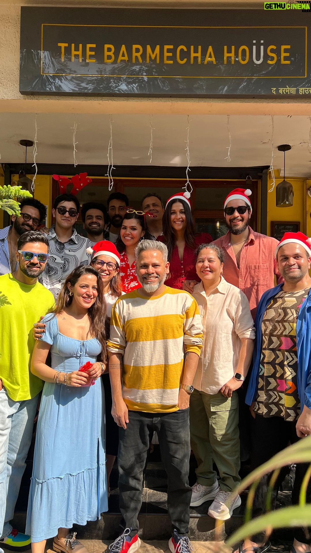 Harleen Sethi Instagram - Christmas just got a whole lot โMerrierโ with Santas and Sentis getting together to gift, play, eat and celebrate each other ๐๐ฅณโฅ๏ธ๐
๐ป Only love and gratitude for this day & for these people Iโm fortunate to have in my life ๐๐ฅ @barmecharajat @khyati_pulao @gopiputhran @aroradishaa @raghavkakker @rishghel @victoglyphix @ayush007 @tanishque_ @shrutidasofficial @jiggstagram @saloni_batra_ @thebarmechahouse @tarankahinka @meiyangchang @dikhchyaoon @aasthaak5 @goenkaanupriya @arjit_kaker #MerryChristmas