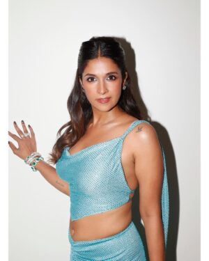 Harleen Sethi Instagram - Softly 🍭

For @hindustantimes @ottplayapp awards night ✨ 

The Village:
Styled by @stylingbyvictor @sohail__mughal___ 
Makeup @neerajnavare.makeupartist
Hair @sunny_hairr 
Accessories 
@studio6jewels @mozaati @celesticjewels 

Special mention to @kalkifashion x @deme_love_ for sending me and @karishmaktanna the same outfit for the same event 🤭

📸 @dinesh_ahuja