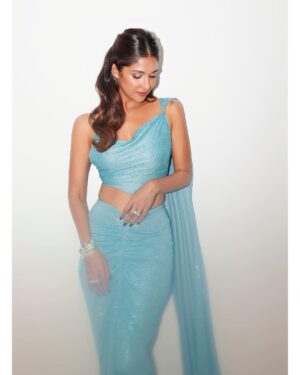 Harleen Sethi Instagram - Softly 🍭

For @hindustantimes @ottplayapp awards night ✨ 

The Village:
Styled by @stylingbyvictor @sohail__mughal___ 
Makeup @neerajnavare.makeupartist
Hair @sunny_hairr 
Accessories 
@studio6jewels @mozaati @celesticjewels 

Special mention to @kalkifashion x @deme_love_ for sending me and @karishmaktanna the same outfit for the same event 🤭

📸 @dinesh_ahuja