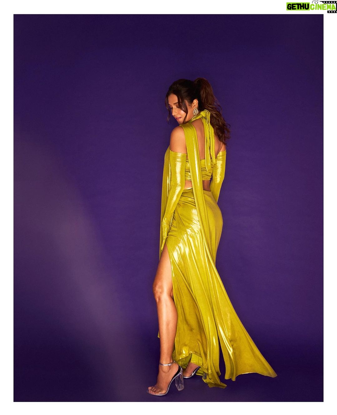 Harleen Sethi Instagram - “I’m no good”🥂 Sultan of Delhi screening last night ✨ Styling @sohail__mughal___ @stylingbyvictor Makeup @makeupbyvinod Hair @sunny_hairr @kavitaparmar_makeup_hair Outfit @labeld Accessories @goldenwindow @ascend.rohank @ishhaara 📸 @tejasnerurkarr