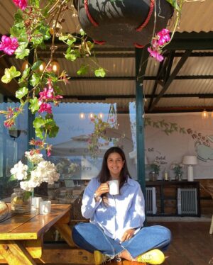 Harleen Sethi Instagram - Coffee: because adulting is hard 

🫶🏼

#HappyInternationalCoffeeDay #SoulmateConnection #IcedCoffeeLover #BooksandCoffee