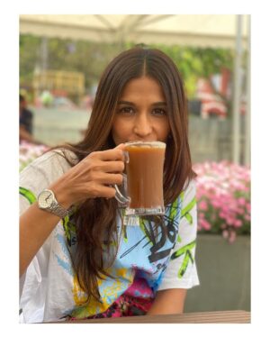 Harleen Sethi Instagram - Coffee: because adulting is hard 

🫶🏼

#HappyInternationalCoffeeDay #SoulmateConnection #IcedCoffeeLover #BooksandCoffee