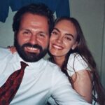 Hasse Hope Instagram - Min kjæreste og jeg er egentlig ikke typene til å legge ut masse bilder av oss selv, men så ble det i sommer tatt et bilde av oss på Nieu Scene (starta i 2018 av bl.a. @rammnieu , fin blanding av bar, restaurant og venue), og atpåtil var bildet tatt med analogt kamera. Dette ga «fotografiet» en nostalgisk, chill vibe helt uten at vi måtte bruke digitale filter 😃 Vi syntes også at vi så fine ut (selv om jeg kanskje er i overkant pynta 👀🤭), så da kjører jeg ut denne og ser åssen responsen er. Veit jo aldri. Kan hende noen scroller kjapt videre uten å trykke like, kanskje de ikke er så opptatt av meg og mitt kjærlighetsliv, vanskelig å si egentlig!