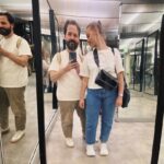 Hasse Hope Instagram - Siden jeg er komiker, liker jeg å ta komiske bilder. Dette må folk bare finne seg i når de er med meg! Her har jeg funnet et speil som gjør at «ofrene» (de som speiler seg) framstår mye lavere. Ikke at det er no galt i å være lav, jeg er woke og mot høydediskriminering, derfor må jeg legge til at det ville vært komisk om vi ble høyere også! Like komisk! Og for å være helt sikker, legger jeg til at det ville vært komisk om vi så ut som før, med riktig høyde. Alle kroppsfasonger er like morsomme… 💪🏻