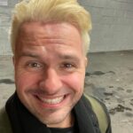 Hasse Hope Instagram - 2021 har bragt med seg mye bra og dårlig, men hele veien har jeg tatt det med et stort smil! 😃 Hva er vitsen om man ikke kan se litt lyst på tilværelsen 😌 Godt nyttår, eller burde jeg kanskje si «Stygt blondt hår»? 🤫