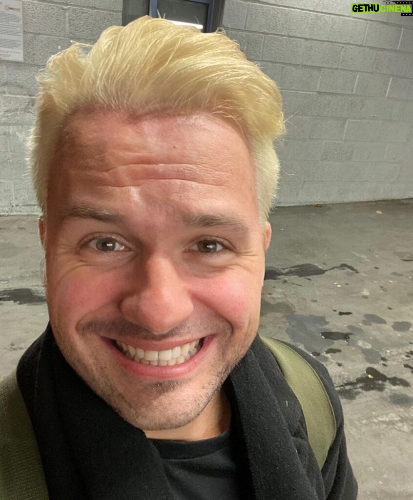 Hasse Hope Instagram - 2021 har bragt med seg mye bra og dårlig, men hele veien har jeg tatt det med et stort smil! 😃 Hva er vitsen om man ikke kan se litt lyst på tilværelsen 😌 Godt nyttår, eller burde jeg kanskje si «Stygt blondt hår»? 🤫