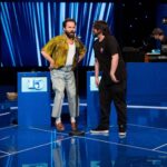 Hasse Hope Instagram - Mange store annonseringer på én uke, men her kommer altså enda en: i kveld kan dere se @sebrynestad og meg synge populære låter i programmet «Beat for Beat» på NRK mot de herlige damene i @smaagraaofficial 🤌☺️ Ifølge en lekket rapport fra kanalen, er mine sangnummer «de mest teknisk imponerende i programmets historie». Jeg legger ikke så mye vekt på sånt, det får være opp til ekspertene å bedømme (og de mener tydeligvis det var dritbra), for meg var det mest bare gøy å få være med en fin gjeng. Om folk skulle virkelig elske den dumme stemmen min er bare en bonus! ✌🏻