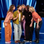 Hasse Hope Instagram - Mange store annonseringer på én uke, men her kommer altså enda en: i kveld kan dere se @sebrynestad og meg synge populære låter i programmet «Beat for Beat» på NRK mot de herlige damene i @smaagraaofficial 🤌☺️ Ifølge en lekket rapport fra kanalen, er mine sangnummer «de mest teknisk imponerende i programmets historie». Jeg legger ikke så mye vekt på sånt, det får være opp til ekspertene å bedømme (og de mener tydeligvis det var dritbra), for meg var det mest bare gøy å få være med en fin gjeng. Om folk skulle virkelig elske den dumme stemmen min er bare en bonus! ✌🏻