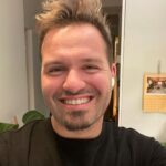 Hasse Hope Instagram - 2021 har bragt med seg mye bra og dårlig, men hele veien har jeg tatt det med et stort smil! 😃 Hva er vitsen om man ikke kan se litt lyst på tilværelsen 😌 Godt nyttår, eller burde jeg kanskje si «Stygt blondt hår»? 🤫