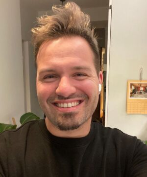 Hasse Hope Instagram - 2021 har bragt med seg mye bra og dårlig, men hele veien har jeg tatt det med et stort smil! 😃 Hva er vitsen om man ikke kan se litt lyst på tilværelsen 😌 Godt nyttår, eller burde jeg kanskje si «Stygt blondt hår»? 🤫