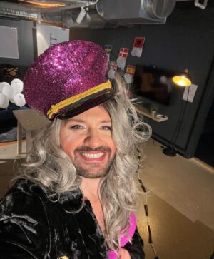 Hasse Hope Instagram - 2021 har bragt med seg mye bra og dårlig, men hele veien har jeg tatt det med et stort smil! 😃 Hva er vitsen om man ikke kan se litt lyst på tilværelsen 😌 Godt nyttår, eller burde jeg kanskje si «Stygt blondt hår»? 🤫