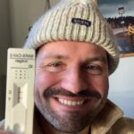 Hasse Hope Instagram - 2021 har bragt med seg mye bra og dårlig, men hele veien har jeg tatt det med et stort smil! 😃 Hva er vitsen om man ikke kan se litt lyst på tilværelsen 😌 Godt nyttår, eller burde jeg kanskje si «Stygt blondt hår»? 🤫