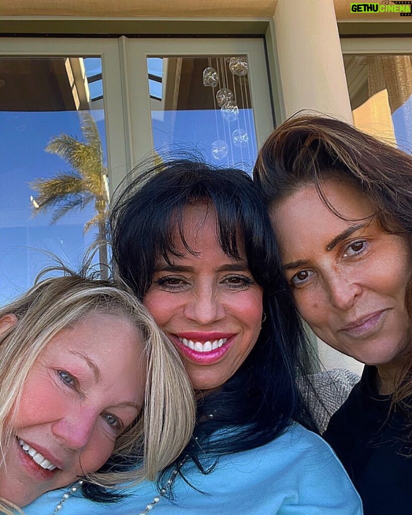 Heather Locklear Instagram - Hi it’s @askjillian and since you all admired the painting I did earlier, here our unedited version ….. Friends are the most important and amazing ppl. I love these girls. ❤❤❤❤❤❤❤❤❤❤❤❤ Thanks for your love and support. New beginnings #freedom#single #friends