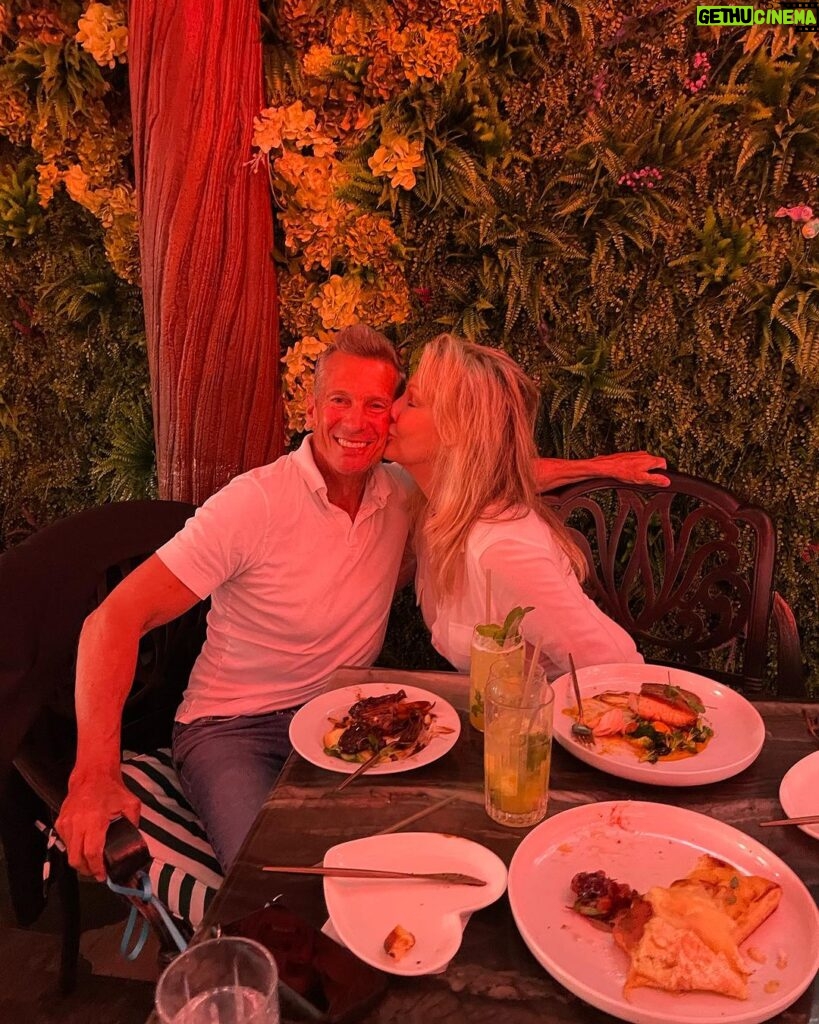Heather Locklear Instagram - Great date night at Roses Garden Bar. Dogs allowed. Yummy food and great ambience 💋