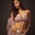 Heena Achhra Instagram - I can’t get this song out of my head 🔥💥🧡 . . . . Clicked by:- @kunalgupta91 Makeup by:- @savleenmanchanda Hair by:- @hairstylist_madhav2.0 Outfit:- @deme_love_ #heerachhra #ishqjaisakuch #fighter #onloop