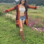 Heena Achhra Instagram - Swipe right to have a sneak peak of my Kashmir playlist 🎵🎶⛄️❄️ . . . #heerachhra #kashmir #luckyali
