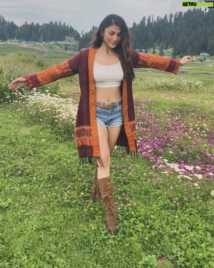 Heena Achhra Instagram - Swipe right to have a sneak peak of my Kashmir playlist 🎵🎶⛄️❄️ . . . #heerachhra #kashmir #luckyali