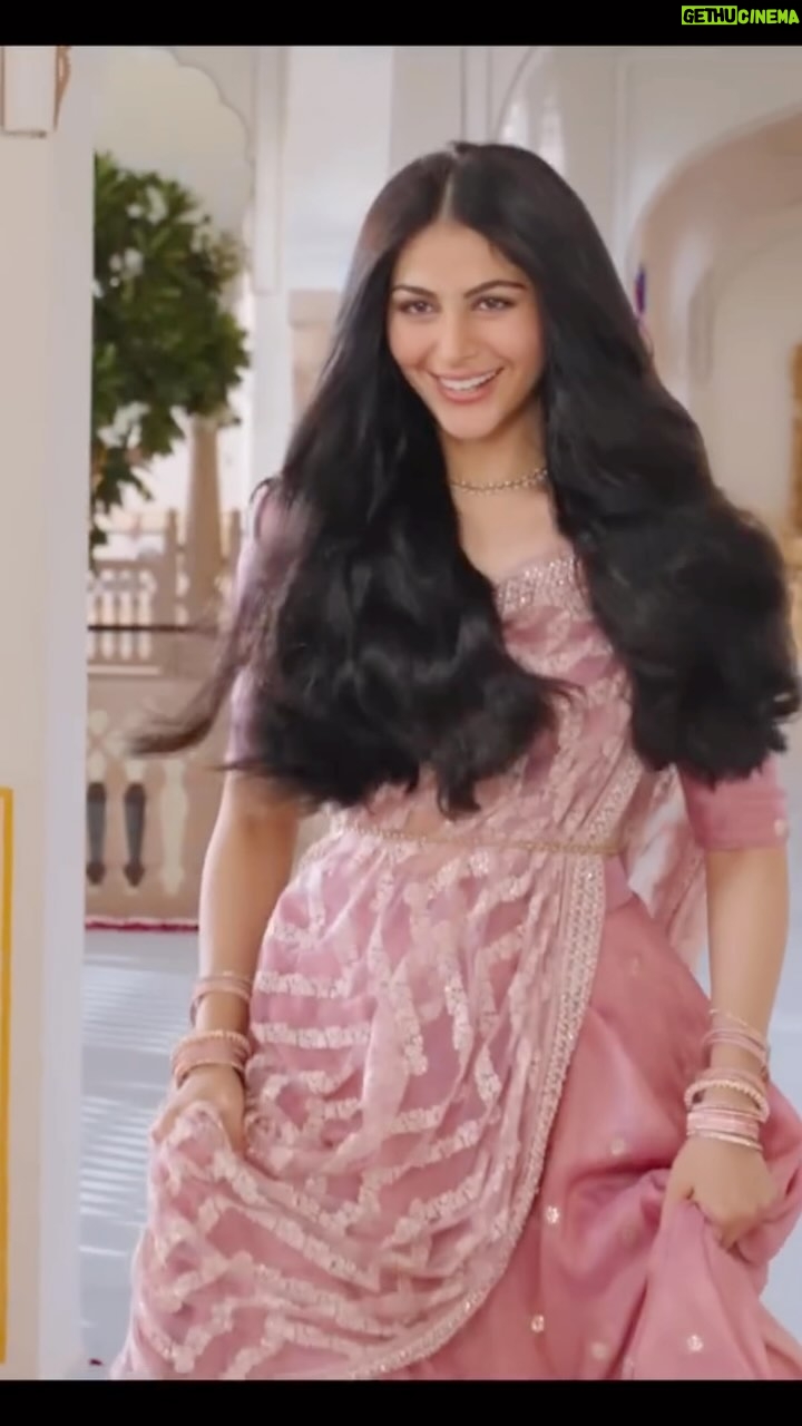 Heena Achhra Instagram - The grind ,the effort , it’s all worth it for this moment 🫶🏻 Shooting for @parachute_advansed 🥥 something that me and my family have believed and personally used since ever ♥️🌈 Production:- @belief.films Director:- @mishra.anupam Hair by:- @manzoorkhantherealguru . . #parachute #heerachhra #parachuteadvansed #hairoil #ad
