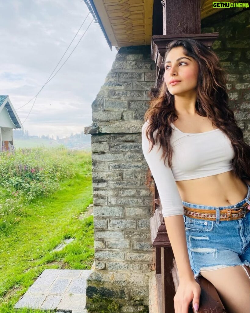 Heena Achhra Instagram - Swipe right to have a sneak peak of my Kashmir playlist 🎵🎶⛄️❄️ . . . #heerachhra #kashmir #luckyali
