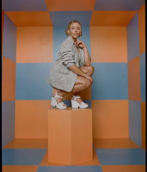 Heléne Yorke Instagram - 🟦🟧
.
.
.
.
💁🏼‍♀️ @seijinyc
💄 @lisaaharon
📸 @emiliomk
💃🏼 @sarahslutsky 
Seen in @watchintheknow and @thecut