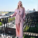 Heléne Yorke Instagram – 🌸 beautiful @heleneyorke 🌸season 3 of @othertwoshow is coming 🌸

🕴️: @tibi 
👡: @stuartweitzman 
💎: @_jennybird 
💇‍♀️: @xaviervelasquez 
💄: @lisaaharon 
#styling assist: @carlee___ @miacstella with #studioses team: 
@cianalaura @himanyasingh__ 
@maggiejankuska @valeriaperezt  @ellaxcheadle @jada.maraii The Williamsburg Hotel