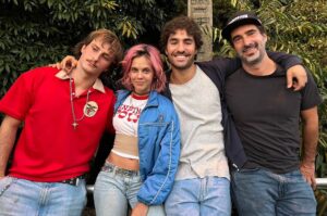 Helena Caldeira Instagram - Hoje deixo aqui fotos dos bastidores de Rabo de Peixe para celebrar o @augusto_fraga_director, o criador de Rabo de Peixe. Sem ele nunca teríamos conhecido a Sílvia, o Carlinhos, o Eduardo, o Rafael, e todas as outras personagens. 

Um brinde ao Augusto ! 🥂

Happy birthday ✨

Unposted photos from the backstage of Turn of the Tide to celebrate @augusto_fraga_director, who introduced us to Sílvia, Carlinhos, Eduardo, Rafael and all the characters. 

Cheers to Augusto ! 🥂

@netflixpt 
@netflix 
#rabodepeixe