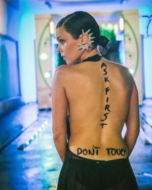 Helena Caldeira Instagram - DON’t LOOK 
DON’T TOUCH 
ASK FIRST

For @vogueportugal iconic party
Photos : @estellevalentephotography 
Makeup : @margaridacaldeira.artist 
Dress : @gabriel.daros.thelabel 
@showroombrandfire 
Jewelry : @the_tales_by_iva 

@lobomau.producoes 
@sergiomotasoares