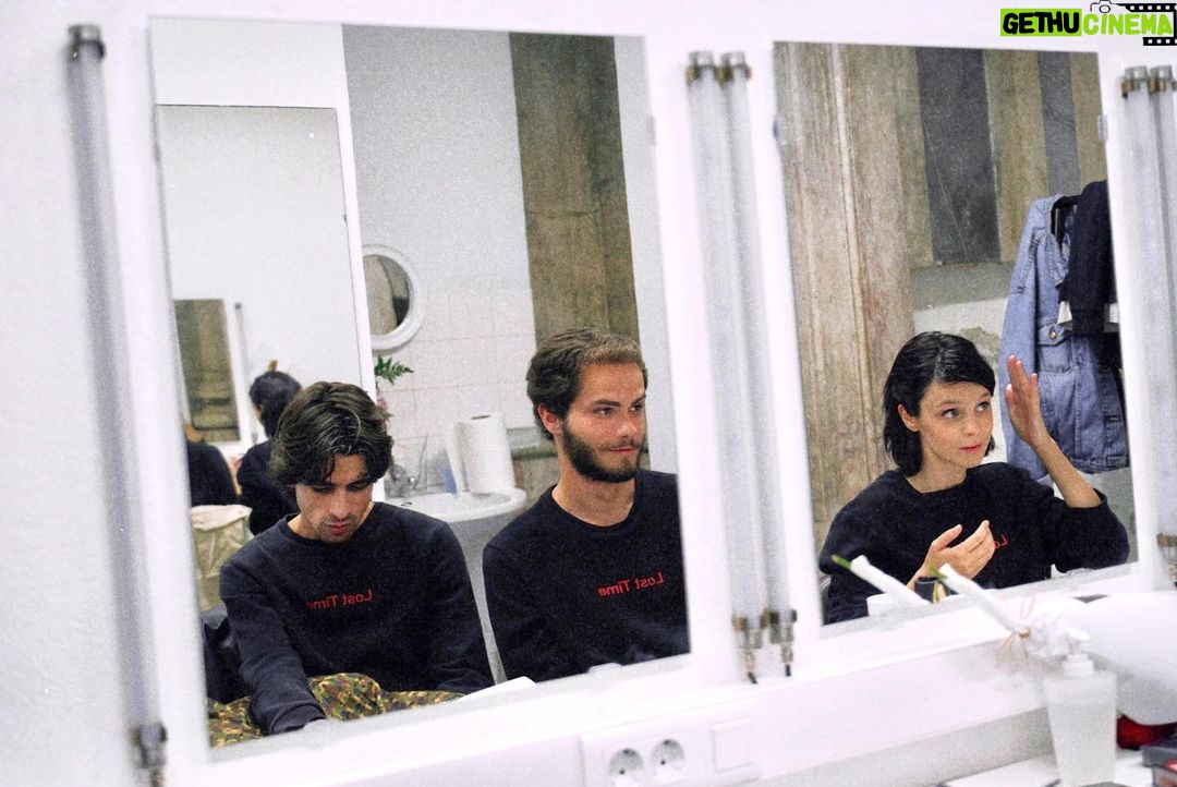 Helena Caldeira Instagram - Wild Flowers volta a estar em cena, amanhã às 20.30h e domingo às 16.30h, com interpretação de língua gestual, na @ccmalaposta. WILD FLOWERS De Rui Neto Com @francisco_monteiro_lopes @_miguel__amorim_ @caldeira_helena @lobomau.producoes Photos : @_aleksandrkuznetsov