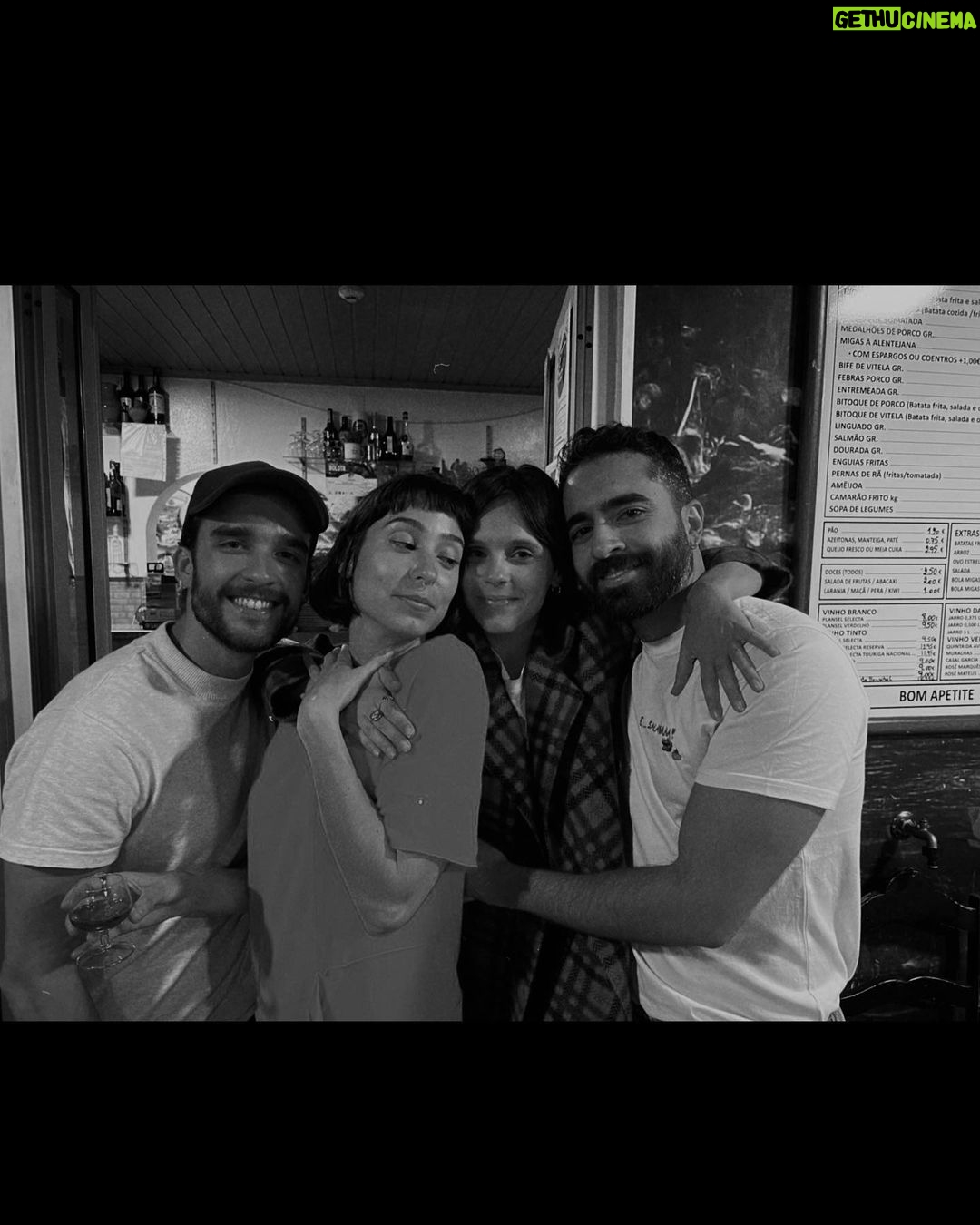 Helena Caldeira Instagram - Há uma semana atrás quase enforquei e afoguei a minha irmã em lágrimas. Era dia das mentiras, mas ali falou-se apenas a verdade. Obrigada a todos os que me encheram o coração neste dia. 🤍 Captações da querida @teresamellosampayo Restaurante A Ribeira