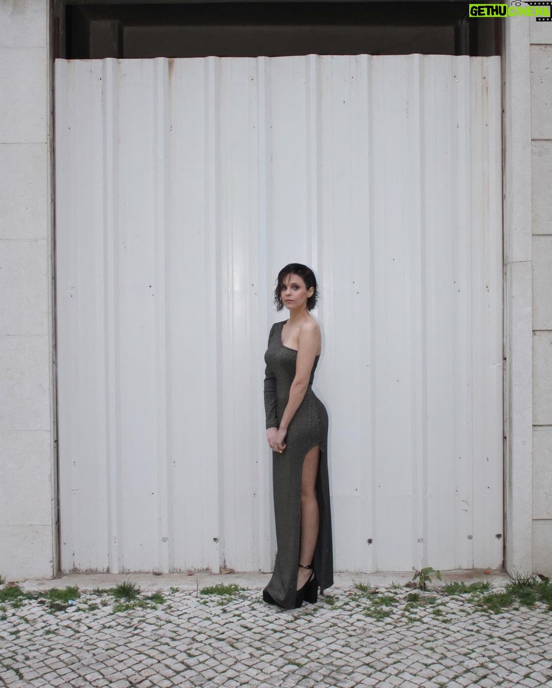 Helena Caldeira Instagram - A desfilar o date mais cool de sempre até ao aniversário da @tvioficial Makeup : @carolinaroqueribeiro Hair : @fatimamilhinhas Dress : @incroyableconceptstore @incroyable.atelierpt Photos : @yagosbarbosa @lobomau.producoes