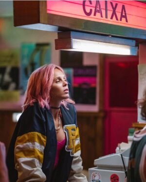 Helena Caldeira Instagram - Videoclube (A)MÉRICA - Sílvia safest place 

Um trabalho magnífico do Wayne dos Santos, diretor de arte da nossa série Rabo de Peixe, agora na @netflix 

1.ª foto da incrível @ines.subtil_ 🤍

@augusto_fraga_director 
@netflixpt 
@lobomau.producoes 

#rabodepeixe #helenacaldeira
